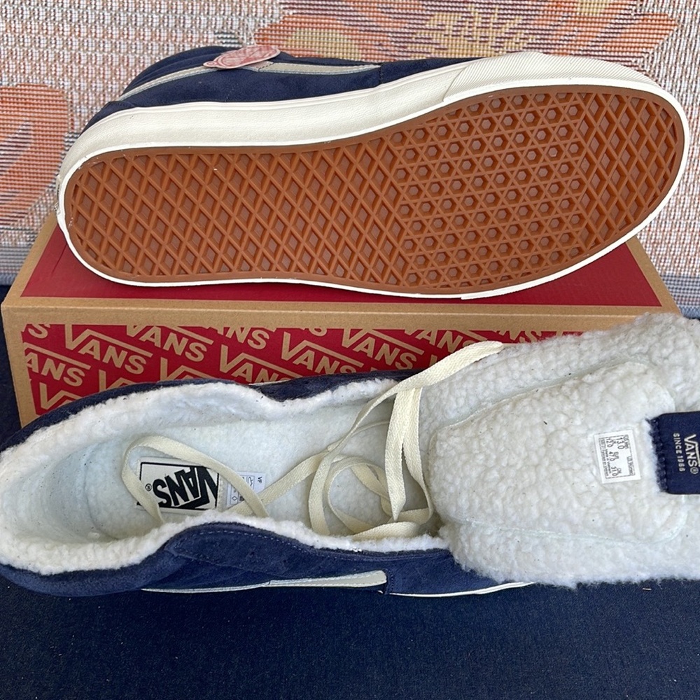 Vans Men’s Sk8-Hi
Cozy Hug Parisian Night
VN0005U9JDU
Sneakers - Picture 4 of 16